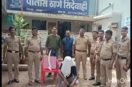 चंद्रपूर: जिल्ह्यातील सिंदेवाही शहरात हातात तलवार घेऊन दहशत पसरविण्याचे तयारीत असलेल्या इसमास अटक