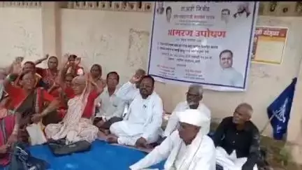 आष्टी: निराधार आणि घरकुल लाभार्थ्यांच्या प्रश्नां संदर्भात रिपाईचे आष्टी तहसील कार्यालयासमोर अमरण उपोषण सुरू