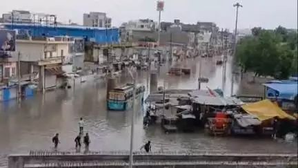 सीकर: नवलगढ़ रोड पर भारी जल भराव हुआ, झुंझुनू जाने वाले ट्रैफिक को किया गया डायवर्ट