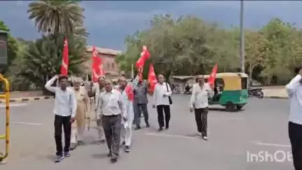 बीकानेर: भारतीय कम्युनिस्ट पार्टी ने जिला कलेक्ट्रेट पर प्रदर्शन कर कलेक्टर को सौंपा मुख्यमंत्री के नाम ज्ञापन