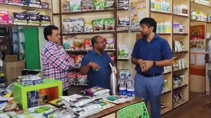 అసిఫాబాద్: ప్రభుత్వం నిర్ణయించిన ధరలకే విత్తనాలు, ఎరువులు విక్రయించాలి:జిల్లా కలెక్టర్ వెంకటేష్ దోత్రే