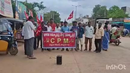 పాలస్తీనపై ఇజ్రాయెల్ యుద్ధాన్ని ఆపి శాంతిని నెలకొల్పాలని ఆత్మకూరు ఆర్టీసీ బస్టాండ్ ఎదుట CPM ఆధ్వర్యంలో నిరసన