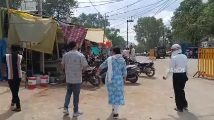 होशंगाबाद नगर: मीनाक्षी चौक पर नगरपालिका की उपयंत्री ने किया निरीक्षण, ठेकेदार को नाली चैंबर बनाने के निर्देश दिए