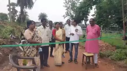 পাড়া: পাড়া ব্লকের বাজকাট্যাঁড় গ্রামে ঢালাই রাস্তার কাজের শুভ উদ্বোধনে খুশি গ্রামবাসীরা