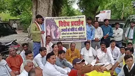 एटा: कौशाम्बी में नाबालिग से दुष्कर्म की घटना से नाराज धनगर समाज ने DM को सौंपा ज्ञापन, न्याय दिलाने की रखी मांग