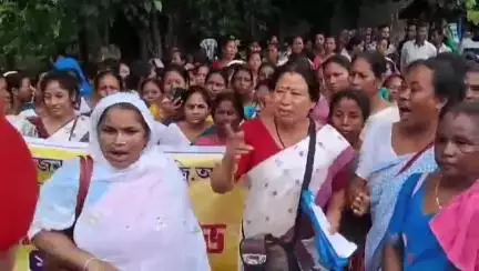 উত্তৰ লক্ষীমপুৰ: নগৰত মধ্যাহ্ন ভোজন আঁচনি এন.জি.অ'ক দিয়াৰ প্ৰতিবাদত জিলা মধ‍্যাহ্ন ভোজন কৰ্মচাৰী ইউনিয়নৰ বিক্ষোভ কাৰ্যসূচী