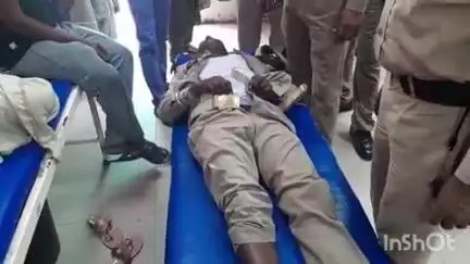 हाथरस: महिला थाना के सामने एक ट्रक ने ड्यूटी पर जा रहे पीआरडी जवान को मारी टक्कर, घायल को जिला अस्पताल में कराया गया भर्ती