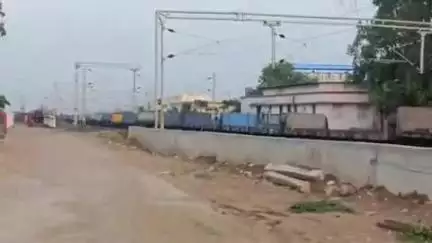 भद्रावती: भांदक रेल्वेस्थानकात त्वरीत ओव्हरब्रीज ऊभारण्याची प्रवाशांची मागणी #jansamasya