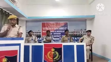মাথাভাঙা ১: মাথাভাঙা থানায় ট্র্যাফিক পুলিশদের হাতে ছাতা সহ বিভিন্ন সামগ্রী তুলে দিলেন অতিরক্ত পুলিশ সুপার সহ অন্যরা
