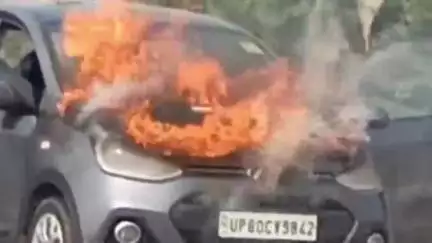 फतेहाबाद: शमशाबाद के ग्राम गढ़ी थान के पास चलती कार में लगी आग, कार सवारों ने कूदकर बचाई जान