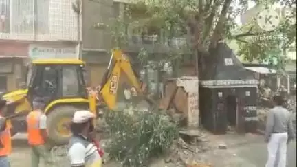 संभल: बहजोई कस्बा के मुख्य चौराहे पर मुरादाबाद हाईवे पर अतिक्रमण की जद में आया हनुमान मंदिर, मौके पर पहुंचे एसडीएम विनय मिश्रा