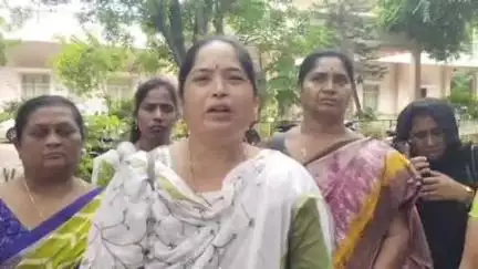 విద్యుత్ శాఖలో బైఫరికేషన్ పేరుతో తమకు తీరని అన్యాయం చేస్తున్నారు : ఉద్యోగినుల ఆందోళన