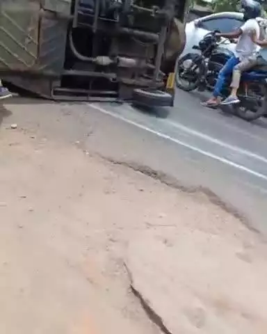 कानपुर: टाटमिल चौराहे के पास CoD पुल के नीचे ऑटो और टेंपो में हुई टक्कर, सवारियां हुईं घायल
