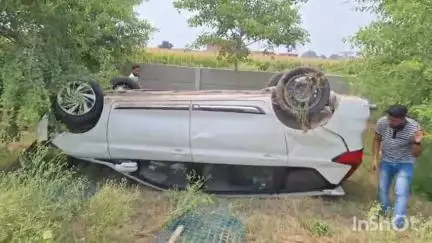 कन्नौज: जलालपुर सरमन गांव के सामने हाइवे पर कार पलटकर खाई में गिरी, ड्राइवर सहित चार लोग घायल, अस्पताल में हुआ उपचार