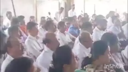 हिंगणघाट: शहरातील भाजपा जनसंपर्क कार्यालयात जिल्हा अध्यक्ष संजय गाते यांच्या उपस्थितीत पार पडली आढावा बैठक