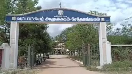 சேந்தமங்கலம்: சேந்தமங்கலத்தில் தாசில்தார் அலுவகத்தை கிராம மக்கள் முற்றுகையிட்டு தர்ணா போராட்டத்தில் ஈடுபட்டனர்