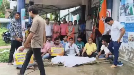 ইংরেজবাজার: ঝলঝলিয়া এলাকায় বেহাল স্বাস্থ্য ব্যবস্থার প্রতিবাদে CMOH দপ্তর ঘেরাও করে বিক্ষোভ বিজেপি যুব মোর্চার
