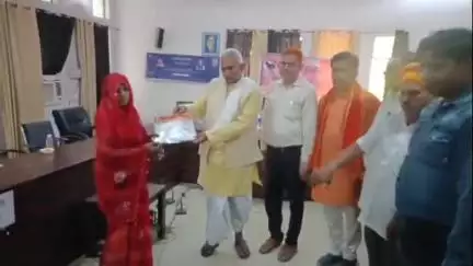 बैरिया: CHC सोनबरसा के अधीक्षक पद पर डॉ. राजेश सरोज ने संभाला कार्यभार, हुआ भव्य स्वागत, महिला रोगियों की लगी कतार