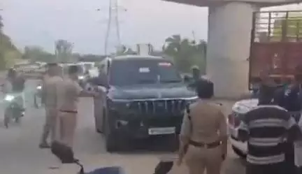 *यूपी के आजमगढ़ के लड़के काली स्कॉर्पियो पर हूटर, काली फ़िल्म और विधायक-ब्लॉक प्रमुख के स्टीकर लगाकर हरिद्वार में रौब जम