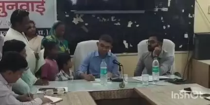 कुक्षी: पिता की मृत्यु पर मिली संबल राशि के बाद मां ने किया दूसरा विवाह, बच्चों ने कलेक्टर से राशि को लेकर लगाई गुहार