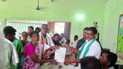 పెగడపల్లె: లబ్ధిదారులకు సీఎంఆర్ఎఫ్ చెక్కులు పంపిణీ చేసిన ఏఎంసీ చైర్మన్ బుర్ర రాములు గౌడ్