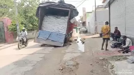 मिर्ज़ापुर: राजकीय उद्यान लालडिग्गी के सामने ट्रक धंसा, अमृत योजना के कारण क्षेत्र में कई स्थानों पर सड़कें धंसी