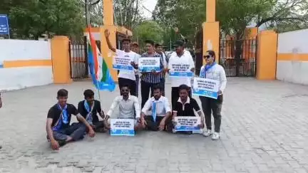 अजमेर: एनएसयूआई ने सम्राट पृथ्वीराज चौहान राजकीय महाविद्यालय के मुख्य द्वार पर टायर जलाकर किया विरोध प्रदर्शन