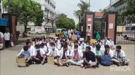 కరీంనగర్: తమకు రావలసిన స్టైఫండ్ విడుదల చేయాలని మెడికల్ కాలేజీ ల ముందు మెడికల్ విద్యార్థుల ధర్నా