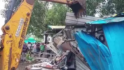 नाशिक: मनपाच्या वतीने सलग तिसऱ्या दिवशीही द्वारका, मुंबई नाका शालिमार फाळके रोडवर अतिक्रमण मोहीम सुरू