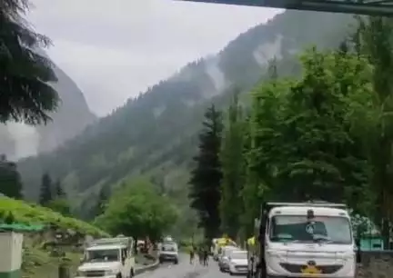 स्पीति: तिंदी के पास सड़क बंद, पांगी जाने वाली 40 से 50 गाड़ियां फंसी
