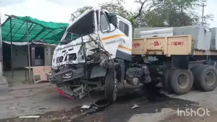 कुंवरिया: राजसमंद में मादड़ी चौराहा पर ट्रेलर और डंपर की भिड़ंत, दोनों वाहन हुए क्षतिग्रस्त, बड़ा हादसा टला