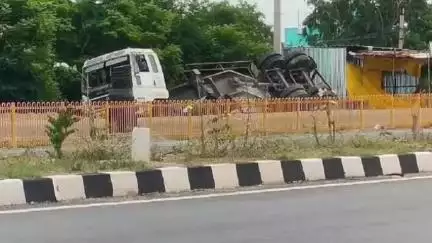 చిల్లకూరు వద్ద జాతీయ రహదారిపై లారీ బోల్తా