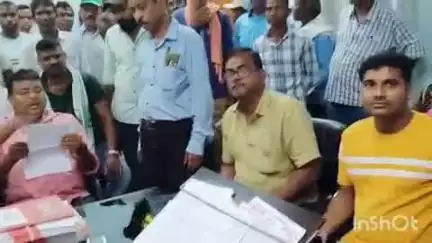 घाटशिला: आबुआ आवास योजना आवंटन में गड़बड़ी के विरोध में पुनगोड़ा के ग्रामीणों ने बीडीओ को सौंपा ज्ञापन