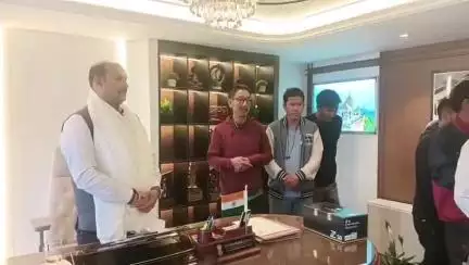 शिमला शहरी: आइस हॉकी में नेशनल गोल्ड जीतने के बाद लाहौल-स्पीति के खिलाड़ियों ने शिमला में मंत्री यादविन्द्र गोमा से की मुलाकात