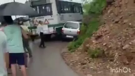पंचरुखी: तिनवर पंचरुखी मार्ग पर भारी बारिश के कारण परिवहन बस और स्कूटी में हुई टक्कर, स्कूटी पर बैठा व्यक्ति घायल