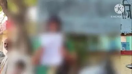 कौंच: कैलिया थाना क्षेत्र में आंगनबाड़ी कार्यकत्री ने 3 लोगों पर अश्लील गाने बजाने और धमकाने का आरोप लगाया, एसडीएम से की शिकायत