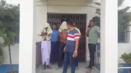 ইটাহার: এক বধূর ঝুলন্ত দেহ উদ্ধারের ঘটনায় বেতোর গ্রাম থেকে গ্রেপ্তার স্বামী সহ শ্বশুর, ধৃতদের রায়গঞ্জ জেলা আদালতে পেশ করল পুলিস
