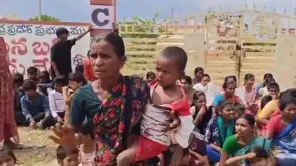 కడప: చిన్న కొత్తపల్లి పాఠశాలలో తరగతులు తొలగించడంపై విద్యార్థుల తల్లిదండ్రుల ఆందోళనతో దిగివచ్చిన DEO శంషాముద్దీన్ #localissue