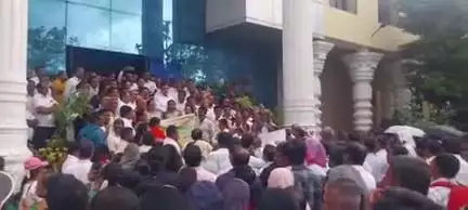 ರಾಮನಗರ: ನಗರದಲ್ಲಿ ಶಿಕ್ಷಕಿ ಅಮಾನತು ಖಂಡಿಸಿ ಪ್ರಾಥಮಿಕ ಶಾಲಾ ಶಿಕ್ಷಕರ ಸಂಘದಿಂದ ಪ್ರತಿಭಟನೆ