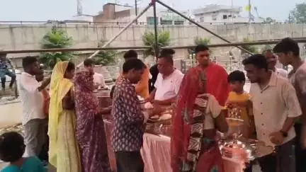 चांपा: चांपा रेलवे स्टेशन के पास स्थित पलटन बाबा हनुमान मंदिर में मनोकामना पूर्ण होने पर भंडारा का आयोजन किया गया