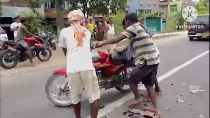 थरथरी: माधोपुर बाजार के पास ट्रक की चपेट में आने से बाइक सवार युवक घायल