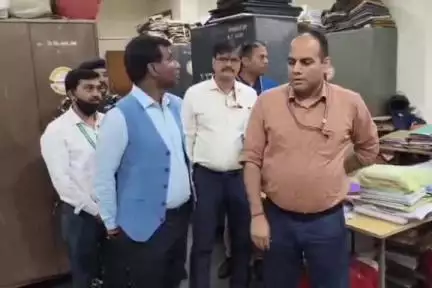 कांके: उपायुक्त मंजूनाथ भजंत्री ने समाहरणालय ब्लॉक-ए के विभिन्न कार्यालयों का किया औचक निरीक्षण