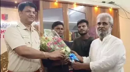 হরিহরপাড়া: হরিহরপাড়ায় পুলিশ ও বিধায়ক সংবর্ধিত করল বাংলাদেশ ফেরত দুই পরিযায়ী শ্রমিককে