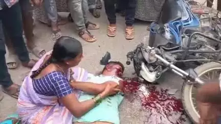 ధర్మవరం సిఎన్బి కళ్యాణమండపం వద్ద యూటర్న్ తీసుకుంటుండగా ద్విచక్ర వాహనదారుడుని ఢీ కొట్టిన ట్రాక్టర్.