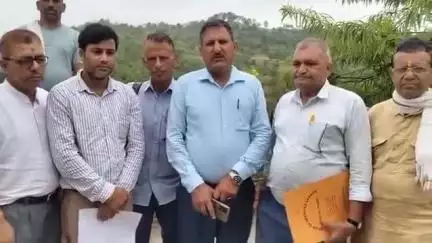 खुंडियां: खुण्डिया चंगर क्षेत्र की सड़कों की बदहाल स्थिति पर फूटा जनाक्रोश ,PWD सहायक अभियंता मनी शर्मा को  सौंपा ज्ञापन#जनसमस्या