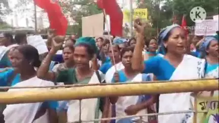 গোলাঘাট: মধ্যাহ্ন ভোজন আঁচনি এনজিঅ'ক প্ৰদান কৰাৰ বিৰুদ্ধে ৰন্ধন কৰ্মীৰ জিলা আয়ুক্ত কাৰ্যালয়ৰ সমীপত উত্তাল প্ৰতিবাদ সাব্যস্ত