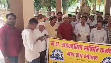 नरसिंहपुर: राशन विक्रेता से मारपीट और सरकारी संपत्ति को नुकसान, कार्यवाही की मांग को लेकर DM, SP को सौंपा ज्ञापन