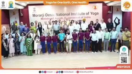#IDY2025 से पहले अंतरराष्ट्रीय प्रतिनिधियों ने एक विशेष फोटो सेशन में भाग लिया — जो न केवल ‘योग बंधन’ की भावना को दर्शाता है, बल्कि इस वर्ष की थीम "Yoga for One Earth, One Health" को भी सजीव करता है। 
#YogaForOneEarthOneHealth
#railminindia