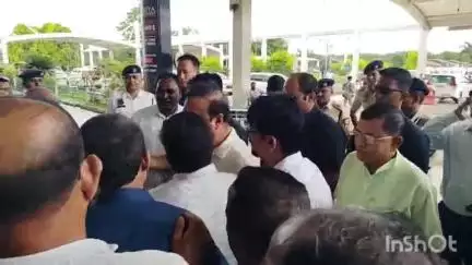 পূব ডিব্ৰুগড়: চাৰিদিনীয়া ডিব্ৰুগড় ভ্ৰমণ সামৰিলে মুখ্যমন্ত্ৰীয়ে, বিমানবন্দৰত বিদায় জনালে মন্ত্ৰী,বিধায়ক আৰু বিজেপিৰ নেতা-কৰ্মীসকলে