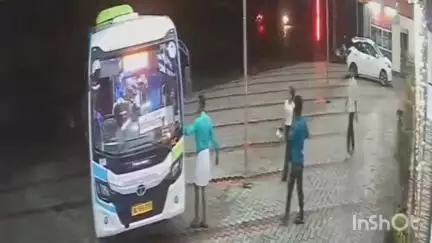 കോട്ടയം: വെമ്പള്ളിയിൽ നിർത്തിയിട്ട KSRTC സ്വിഫ്റ്റ് ബസ് തനിയെ ഉരുണ്ടുനീങ്ങി, സി.സി.ടി.വി ദൃശ്യം